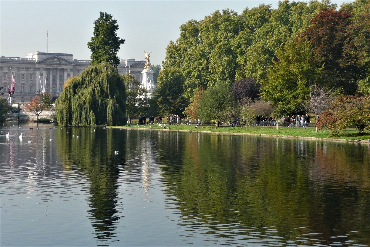 St James’s Park lake looking toward Buckingham Palace and the Victoria Memorial in summer